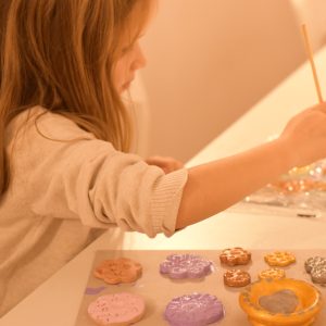 Atelier pictat obiecte ceramice, vineri ora 19:00 (adult sau copil peste 8 ani insotit)